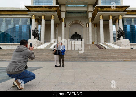 Regierung Palast auf Sükhbaatar Square, Ulaanbaatar, Mongolei. Paar von einem Freund fotografiert. Stockfoto