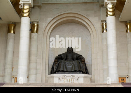 Regierung Palast auf Sükhbaatar Square, Ulaanbaatar, Mongolei. Denkmal des Dschingis Khan Stockfoto