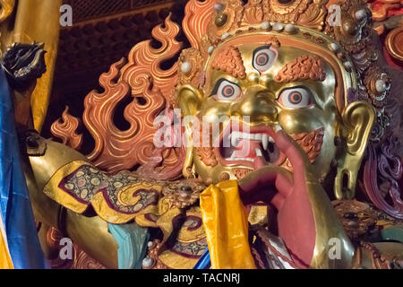 Das Gandan Kloster in Ulan Bator, Mongolei. Gongor, der Beschützer am Fuß der Avalokiteśvara. Höchste indoor Statue in der Welt, 26,5 Meter hohe, Stockfoto