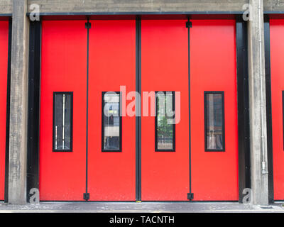 Rote Tore der Feuerwache in London. Stockfoto