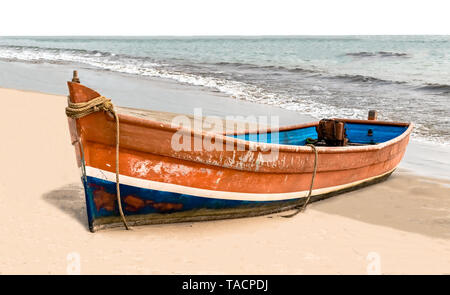 Auf Holz- Kanu, bemalt bunten in der traditionellen asiatischen Farben, wird von den einheimischen Fischern zum Angeln verwendet, ist jetzt müßig aufgrund von unebenem Wettervorhersage. Stockfoto