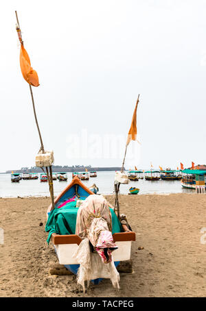 Traditionell bemalten und mit der asiatischen Kultur gekennzeichnet, vertikale Foto von kleinen und bunten Holz- Kanu für die Fischerei auf Hoher See verwendet. Stockfoto