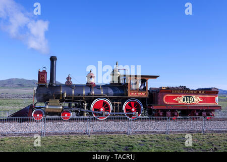 Lok Nr. der Union Pacific Railroad 119, macht seinen Weg in die richtige Position für die Zeremonien feiern den 150. Jahrestag der Fertigstellung o Stockfoto