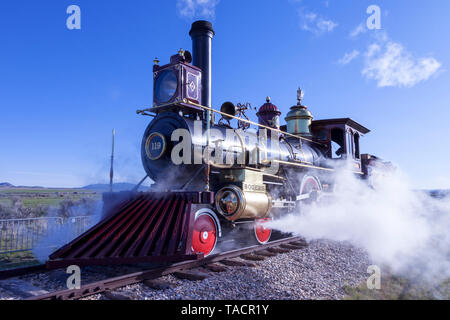 Lok Nr. der Union Pacific Railroad 119 belches Dampf macht es seinen Weg in die Position für die Zeremonien feiern das 150jährige Jubiläum o Stockfoto