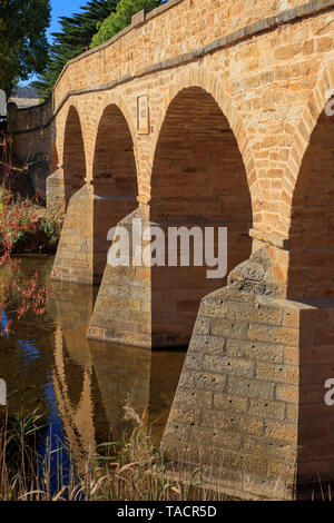 Der Sandstein Richmond Bridge in Tasmanien wurde 1823 erbaut und ist das älteste Stein span Bridge in Australien. Es war mit Arbeit überführen. Stockfoto