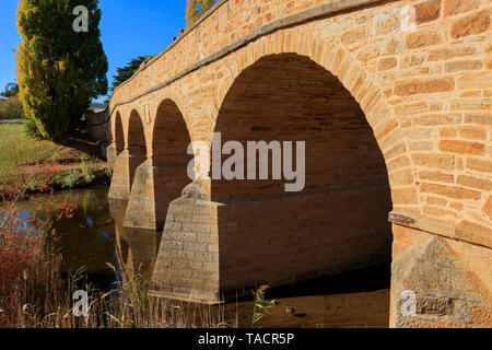 Der Sandstein Richmond Bridge in Tasmanien wurde 1823 erbaut und ist das älteste Stein span Bridge in Australien. Es war mit Arbeit überführen. Stockfoto