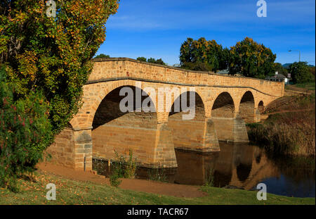 Der Sandstein Richmond Bridge in Tasmaniawas im Jahr 1823 gebaut und ist der älteste Stein span Bridge in Australien. Es war mit Arbeit überführen. Stockfoto