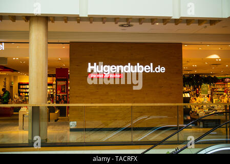 München, Germany-May 23,2019: Blick auf den Eingang zu einer Buchhandlung in einem Einkaufszentrum mit einem Schild in deutscher Sprache: "Die Welt der Bücher' Stockfoto