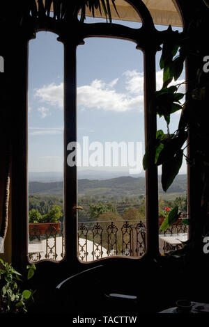 Innenraum der Caffé Poliziano, Via di Voltaia Nel Corso, Montepulciano, Toskana, Italien: Fenster in der Lounge des berühmten Jugendstil Café Stockfoto