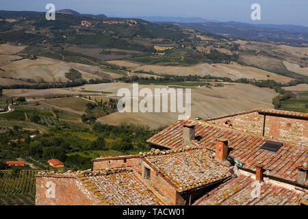 Auf lange Sicht über die Dächer von Montepulciano, Toskana, Italien, mit dem Val d'Orcia: vom Turm des Palazzo Comunale. Stockfoto