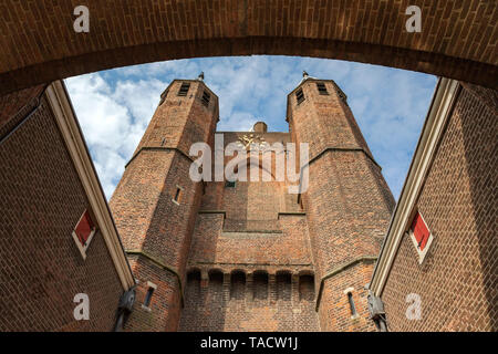 Detaillierte Ansicht der Amsterdamse Poort, ein ehemaliges Stadttor und historische Wahrzeichen in der Stadt Haarlem, Nord Holland, Niederlande. Stockfoto