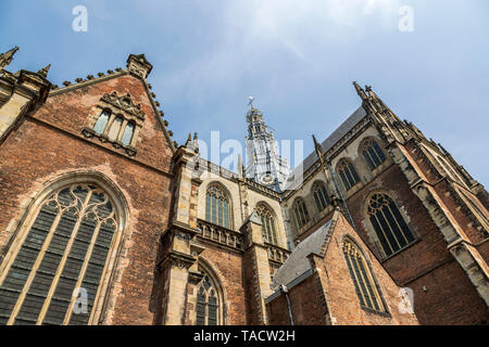 Low Angle View der Grote Kerk (St. Bavo Kerk), eine evangelische Kirche, auf dem Grote Markt, Haarlem, Nord Holland, Niederlande. Stockfoto