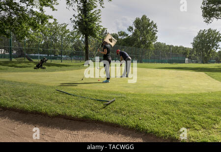 Serbien, 12. Mai 2019: Zwei Golf Spieler auf der Ada-Kurs in Belgrad Stockfoto