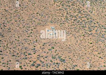 Luftaufnahme von einem kleinen Friedhof auf einem Bauernhof in der Northern Cape Provinz von Südafrika. Stockfoto