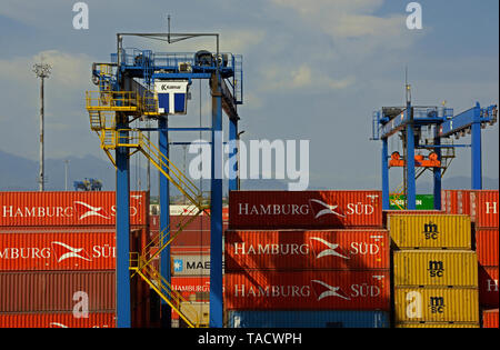Santos, Brasilien - 2014.02.08: Behälter verschiedener Reedereien auf tecon Container terminal Kai von Santos port gestapelt Stockfoto