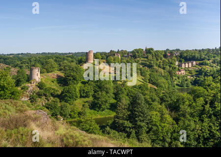 Crozant (Frankreich): das Creuse-tal mit den Ruinen des Château de Crozant, ehemalige Festung aus dem Mittelalter dating am Zusammenfluss Stockfoto