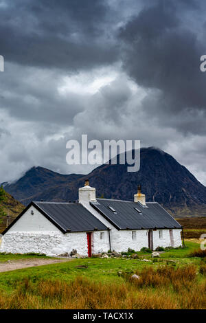 Black Rock Cottage, Glencoe, Lochaber, Schottland mit dem Berg Buachaille Etive Mor, im Hintergrund Stockfoto