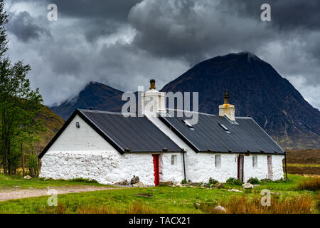 Black Rock Cottage, Glencoe, Lochaber, Schottland mit dem Berg Buachaille Etive Mor, im Hintergrund Stockfoto