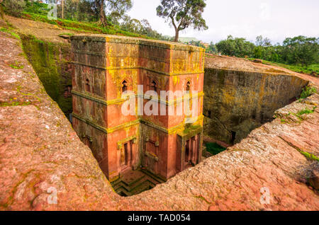 Die Kirchen von Lalibela ausgegraben in das Grundgestein mit dem Kreuz von San Jorge ausgegraben. Das einfallende Licht reflektiert die Ocker, Gelb und Grün Chara Stockfoto