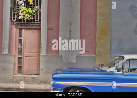 Ein vintage Impala gegen Streifen von Pastellfarben ist man in der Stadt Havanna. Sein, als die unbeschwerte Hauptstadt von Kuba bekannt. Stockfoto