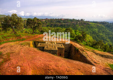 Die Kirchen von Lalibela ausgegraben in das Grundgestein mit dem Kreuz von San Jorge ausgegraben. Das einfallende Licht reflektiert die Ocker, Gelb und Grün Chara Stockfoto