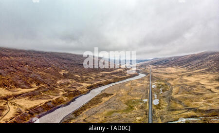 Luftbild von einer geraden Straße in der Nähe des Flusses ans watterfallsin im Norden von Island Stockfoto