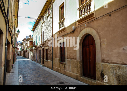 Straße in die schöne Altstadt von Pollenca Stockfoto