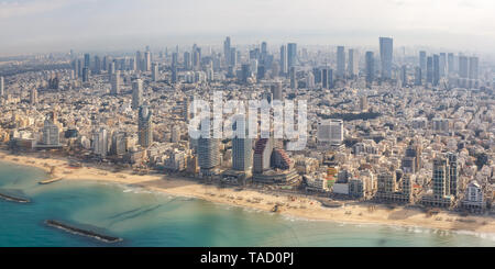 Tel Aviv skyline panorama Israel Strand Luftbild Stadt Meer Wolkenkratzer Foto Stockfoto