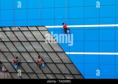 Dhaka, Bangladesch - Mai 23, 2019: Arbeiter Farbe eine mehrstöckige Gebäude an Mohakhali in Dhaka, ohne Sicherheit, ihr Leben zu riskieren. Stockfoto