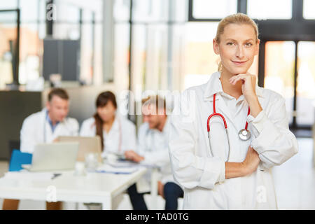 Junge Frau als Arzt oder assistenzärztin oder Krankenschwester in Ausbildung Stockfoto
