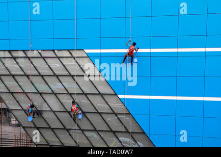 Dhaka, Bangladesch - Mai 23, 2019: Arbeiter Farbe eine mehrstöckige Gebäude an Mohakhali in Dhaka, ohne Sicherheit, ihr Leben zu riskieren. Stockfoto