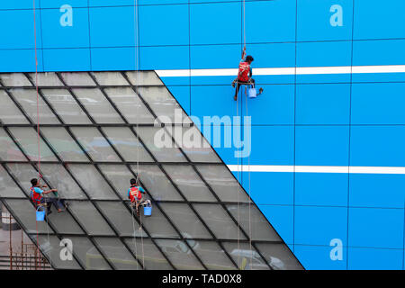 Dhaka, Bangladesch - Mai 23, 2019: Arbeiter Farbe eine mehrstöckige Gebäude an Mohakhali in Dhaka, ohne Sicherheit, ihr Leben zu riskieren. Stockfoto