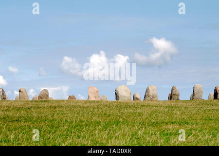 Die ALE-Steine / Ales stenar/Ale stenar ist ein nordischen Eisenzeit megalithischen Steinkreis Denkmal in Kåseberga Loderup in der Nähe von Ystad Südschweden Stockfoto