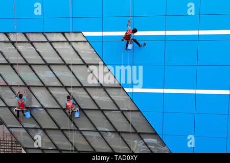 Dhaka, Bangladesch - Mai 23, 2019: Arbeiter Farbe eine mehrstöckige Gebäude an Mohakhali in Dhaka, ohne Sicherheit, ihr Leben zu riskieren. Stockfoto