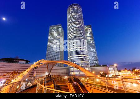 Tel Aviv Azrieli Center skyline Israel blaue Stunde Nacht copyspace Kopie Raum Wolkenkratzer, moderne Architektur am Abend Stockfoto