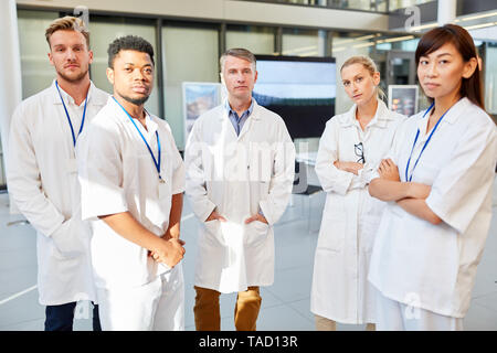 Zuversichtlich multikulturellen medizinisches Team mit Arzt und Pflegepersonal im Krankenhaus Stockfoto