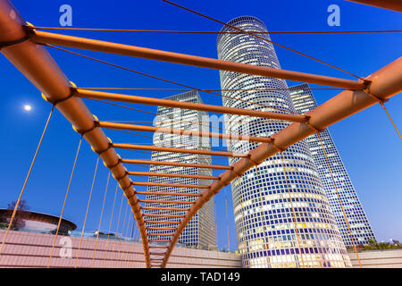 Tel Aviv Azrieli Center skyline Israel Brücke blaue Stunde nacht Wolkenkratzer, moderne Architektur am Abend Stockfoto