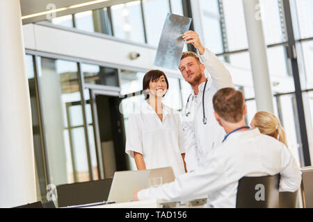 Arzt oder Dozent zeigt Student zu einem x-ray im Seminar für x-ray Diagnostics Stockfoto