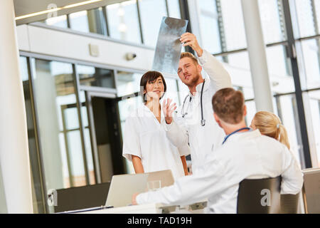 Dozent erklärt Ergebnisse auf einem X-ray in eine erweiterte Ausbildung in der Röntgendiagnostik Stockfoto