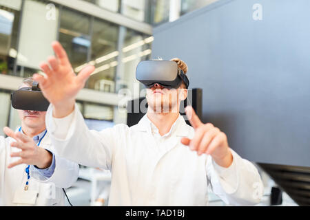 Zwei Ärzte in der 3-D-Simulation mit Virtual reality Brillen als Innovation Stockfoto