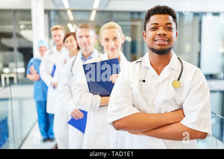 Junge afrikanische medizin student oder Krankenschwester mit seinem medizinischen Team Stockfoto