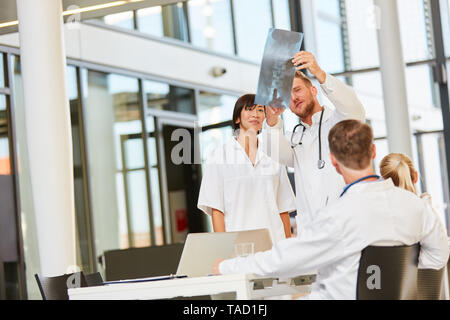 Ärzte im Seminar zur Weiterbildung in X-ray Diagnostics bei einem x-ray Stockfoto