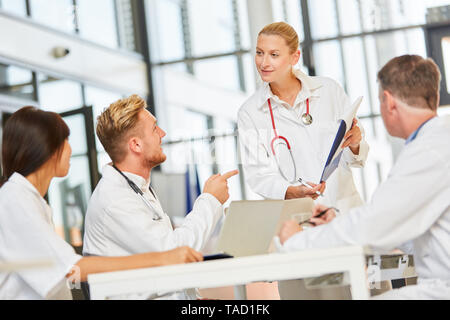 Gruppe Ärzte bei einer Teambesprechung diskutieren, Projekte und Planung Stockfoto