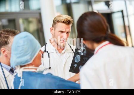 Medizinisches Team in der Radiologie diskutiert eine Diagnose der MRI-Abschnitt vor der Operation Stockfoto