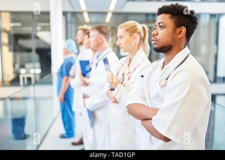 Multikulturelle medizinisches Team mit Ärzten und Krankenschwestern zusammen im Krankenhaus Stockfoto