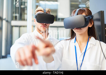 Zwei Forscher der 3D-Simulation für Medizin Anwendung mit Virtual reality Brillen Stockfoto