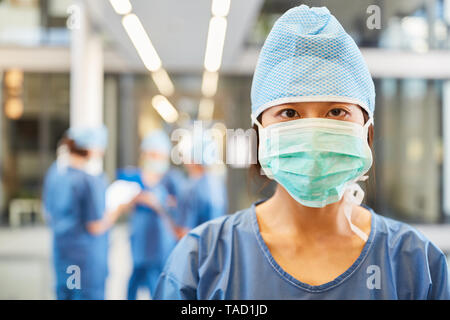 Junge anästhesisten oder Chirurgen mit Mundschutz und Haube in Notaufnahme Stockfoto