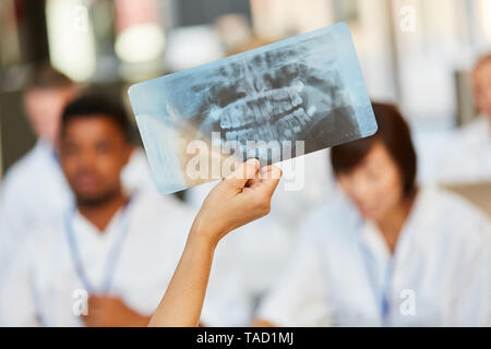Dozent zeigt ein X-ray in einem Seminar oder diskutiert die Ergebnisse mit Kollegen Stockfoto