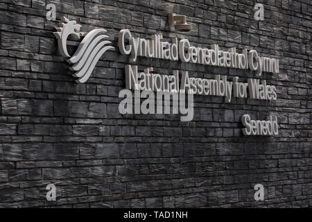 Signage außerhalb der Nationalversammlung für Wales Senedd Gebäude, dargestellt. Mai 2019. Stockfoto