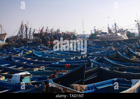 ESSAOUIRA, MAROKKO - 29. SEPTEMBER. 2011: Unzählige blaue Fischerboote zusammen in einem völlig überfüllten Hafen drückte Stockfoto